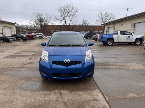 Used 2010 Toyota Yaris 2-Door Hatchback image 2