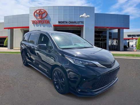 Used 2021 Toyota Sienna XSE image 1
