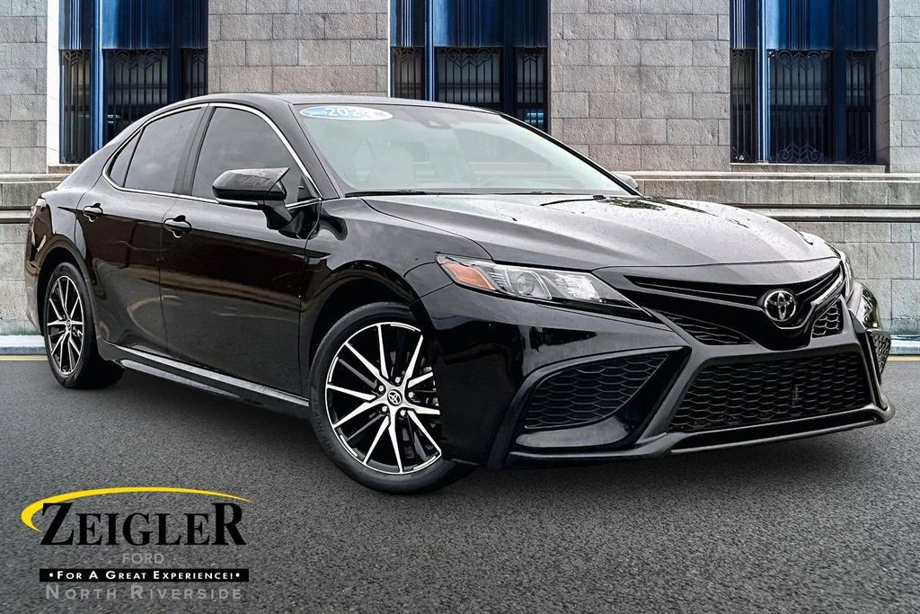 Used 2024 Toyota Camry SE FWD image 1