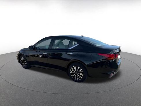 Used 2025 Nissan Altima 2.5 SV image 10