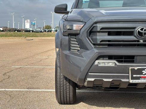 Used 2025 Toyota Tacoma SR5 image 4