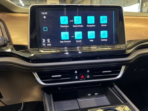 Certified 2024 Volkswagen Atlas SE w/ Black Wheel Package FWD image 26