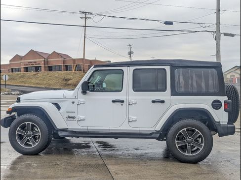 Used 2023 Jeep Wrangler Unlimited Sahara w/ Cold Weather Group AWD/4WD image 9