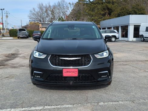 Used 2023 Chrysler Pacifica Touring-L image 8