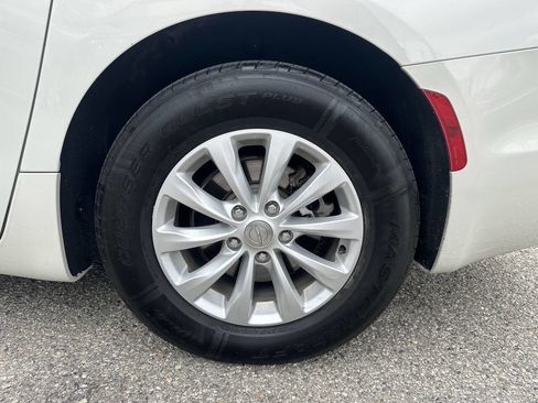 Used 2017 Chrysler Pacifica Touring-L FWD image 10