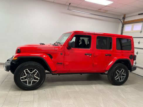 Used 2025 Jeep Wrangler Unlimited Sahara AWD/4WD image 7