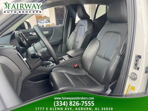 Used 2024 Volvo XC40 B5 Plus w/ Climate Package image 10