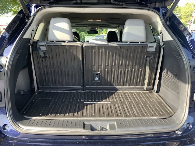 Used 2025 Toyota Highlander XLE FWD image 38
