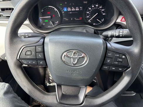 Used 2025 Toyota Sienna LE FWD image 28