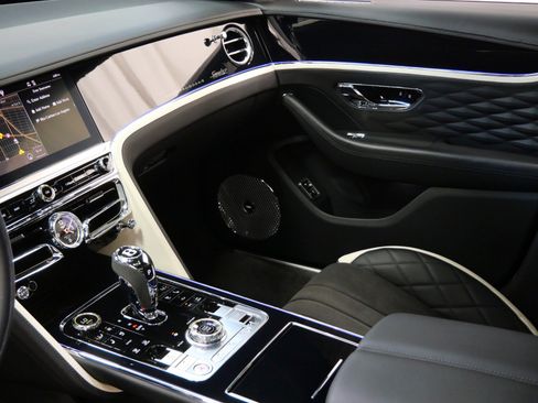 Used 2024 Bentley Flying Spur W12 image 28