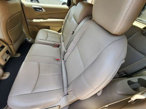 Used 2015 Nissan Pathfinder Platinum w/ Family Entertainment Package FWD image 8