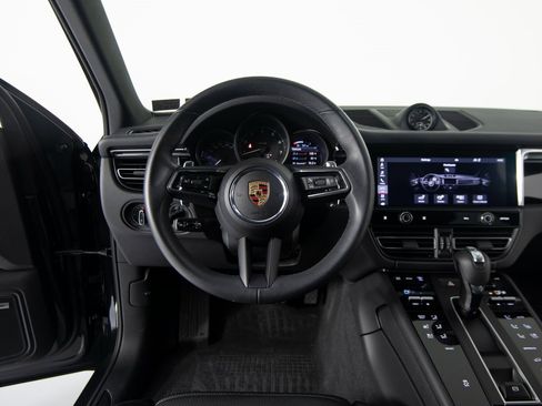 Certified 2025 Porsche Macan image 17