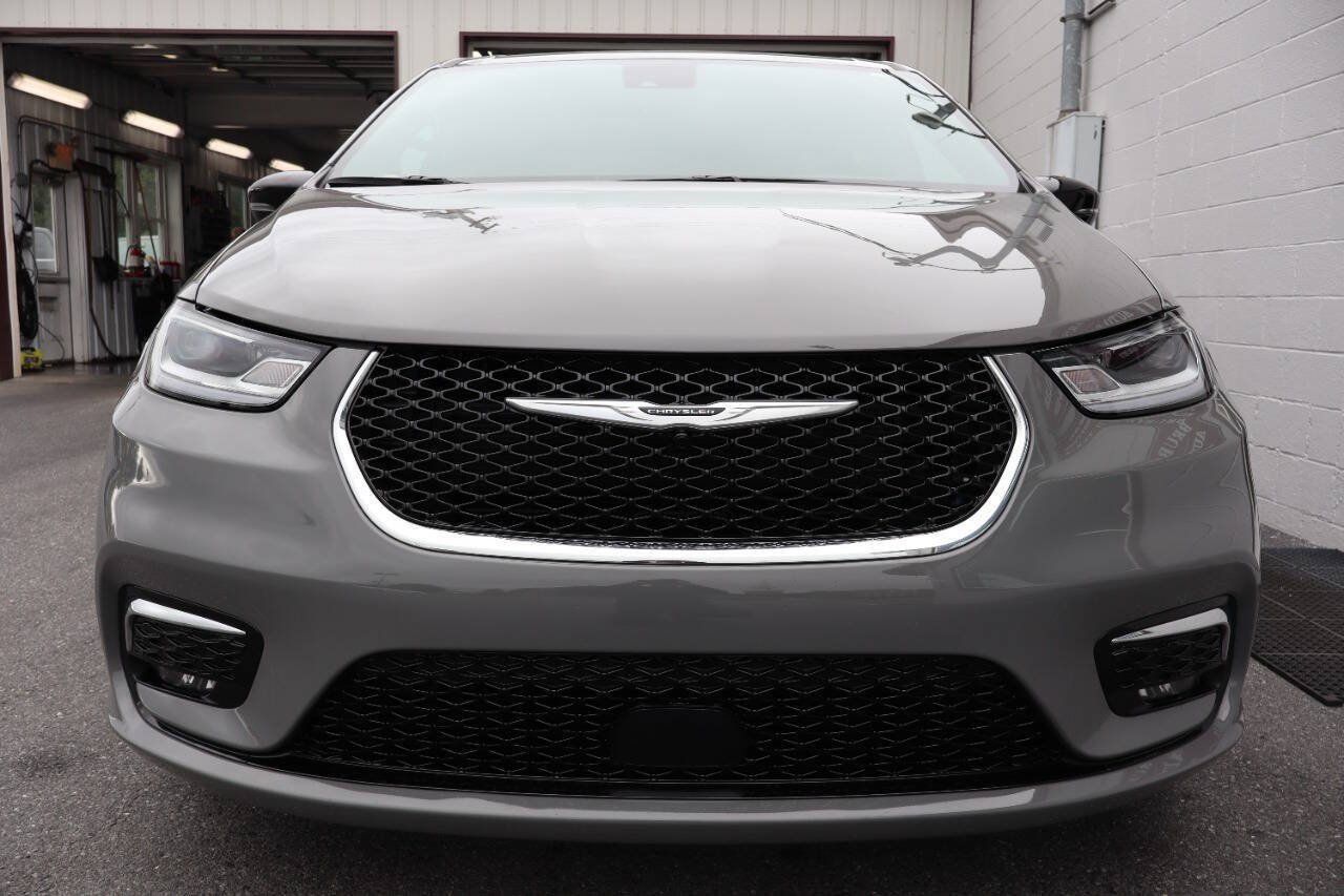 Used 2025 Chrysler Pacifica Select FWD image 2