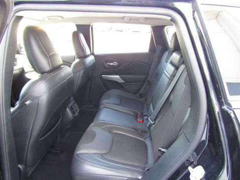 Used 2018 Jeep Cherokee Latitude Plus AWD/4WD image 24