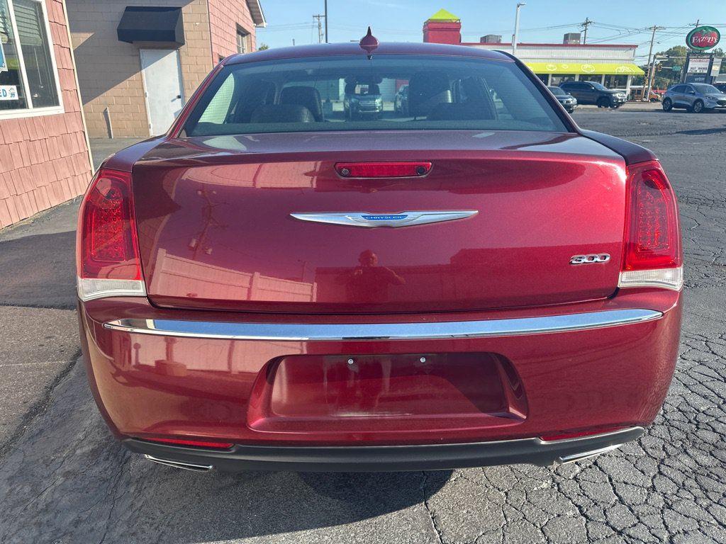 Used 2018 Chrysler 300 Touring L RWD image 4