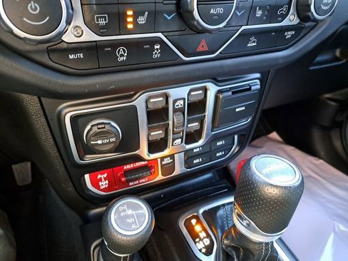 Used 2024 Jeep Gladiator Mojave w/ Technology Group image 16