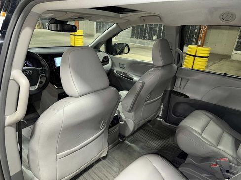 Used 2018 Toyota Sienna XLE w/ XLE Navigation Package image 31