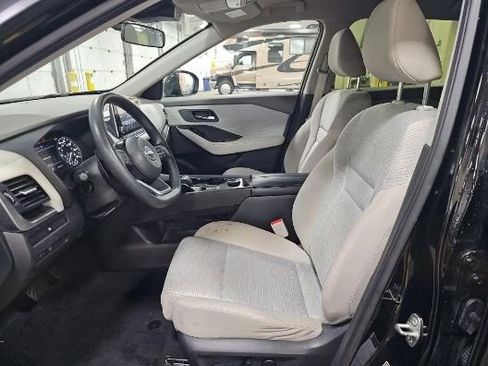 Used 2023 Nissan Rogue SV image 3