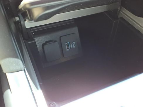 Used 2022 Ford Explorer XLT AWD/4WD image 26