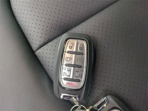 New 2026 Chrysler Pacifica Select image 35