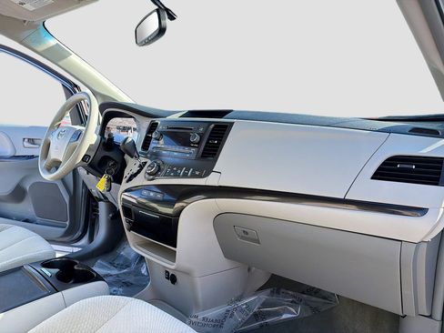 Used 2013 Toyota Sienna LE image 5