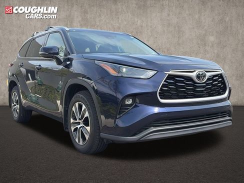 Used 2022 Toyota Highlander XLE AWD/4WD image 1