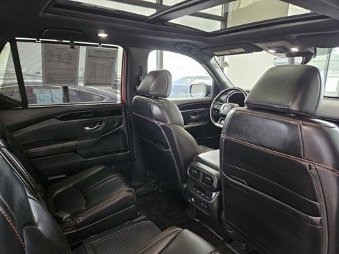 Used 2025 Honda Pilot TrailSport image 12