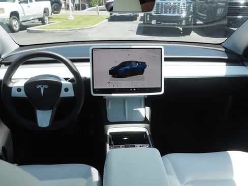 Used 2024 Tesla Model Y Long Range AWD/4WD image 17