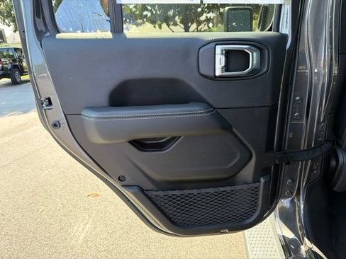 Used 2022 Jeep Wrangler Unlimited Sahara w/ LED Lighting Group AWD/4WD image 10