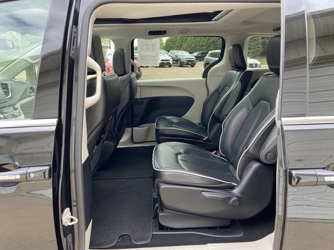 Used 2023 Chrysler Pacifica Limited FWD image 24