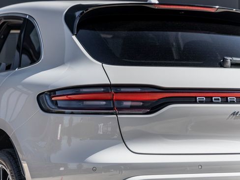 Certified 2022 Porsche Macan S AWD/4WD image 13