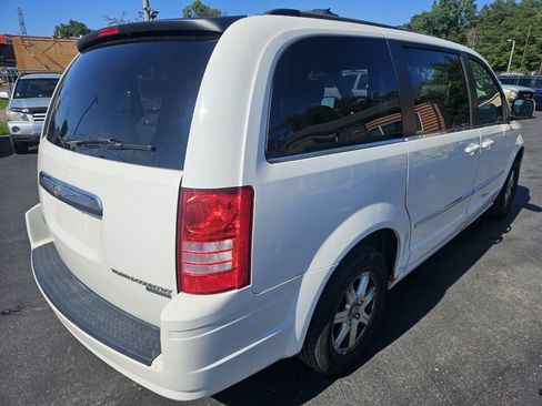 Used 2009 Chrysler Town & Country Touring FWD image 9