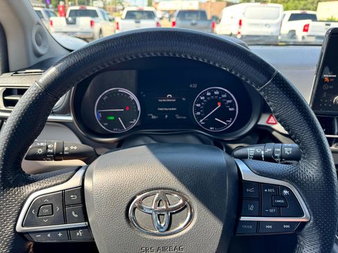 Used 2021 Toyota Sienna Limited image 29