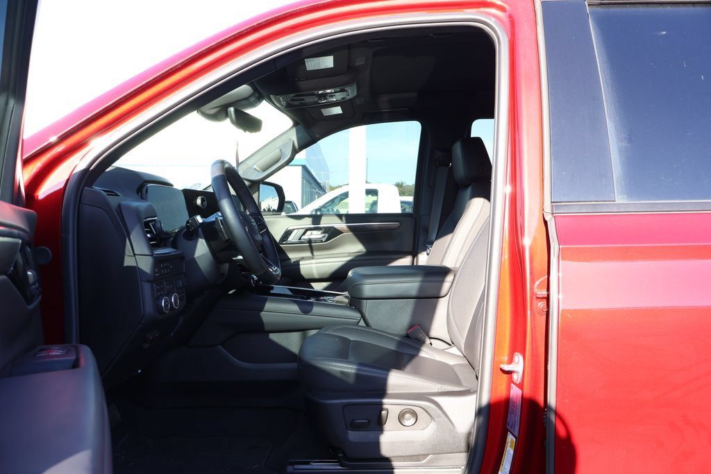 Used 2025 Chevrolet Tahoe Z71 w/ Z71 Off-Road Package AWD/4WD image 13