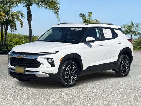 Used 2025 Chevrolet TrailBlazer LT FWD image 2