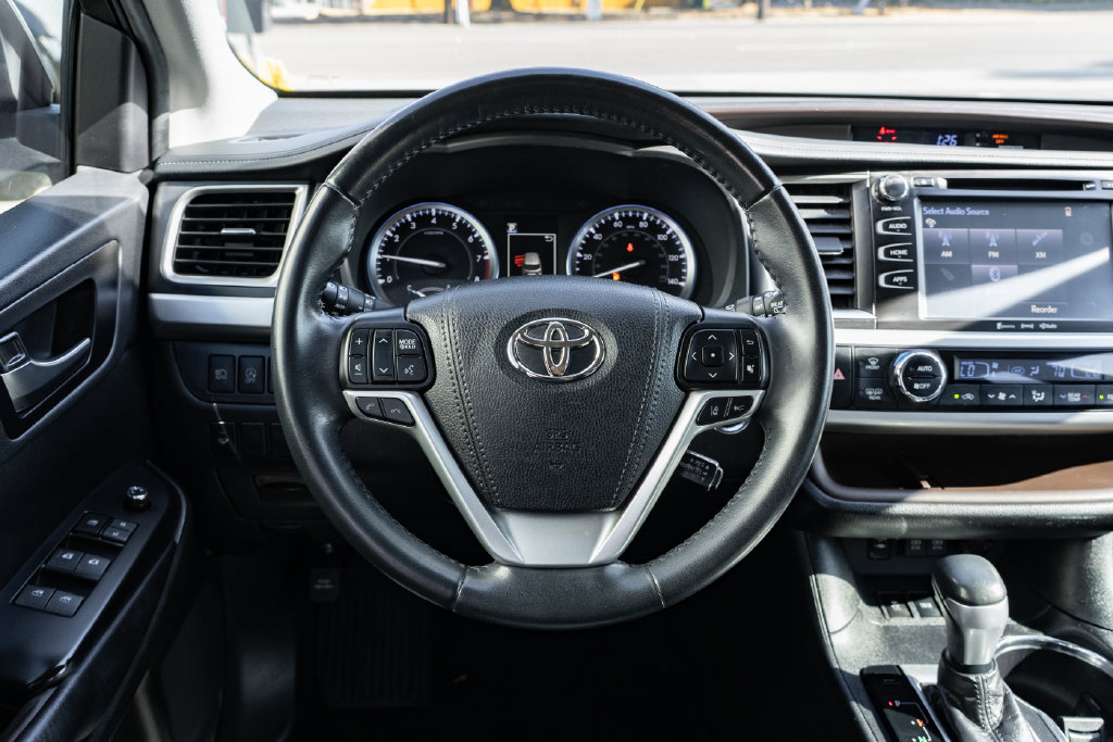 Used 2019 Toyota Highlander XLE AWD/4WD image 13