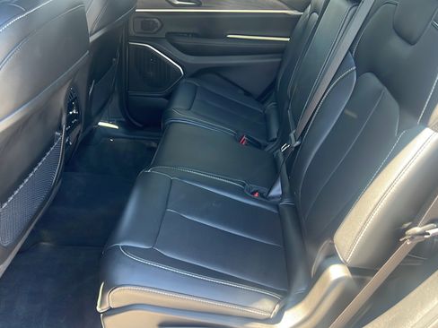 Used 2025 Jeep Grand Cherokee L Limited w/ Luxury Tech Group II AWD/4WD image 16