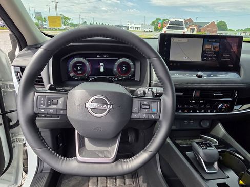 Used 2025 Nissan Rogue SL w/ Tech Package AWD/4WD image 15