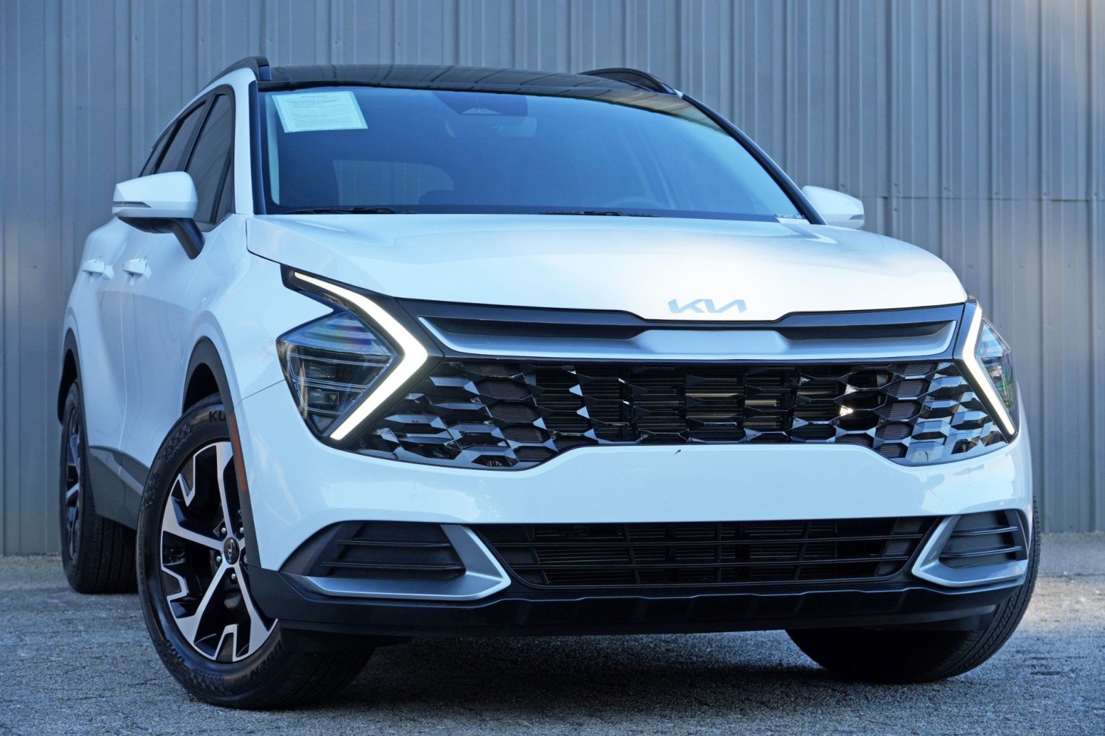 Used 2025 Kia Sportage EX w/ Premium Package FWD image 2