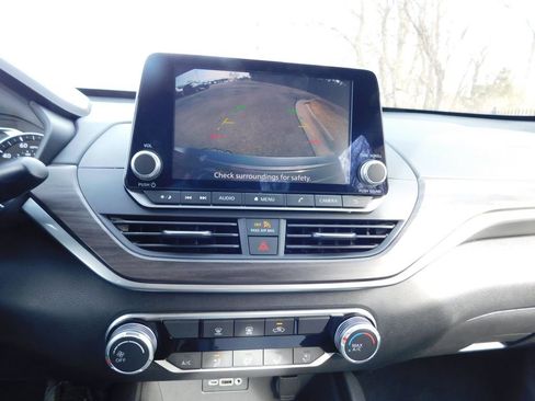 Used 2025 Nissan Altima 2.5 SV image 10