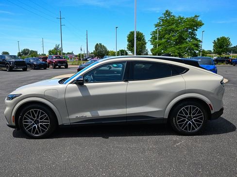 Certified 2025 Ford Mustang Mach-E Premium AWD/4WD image 8