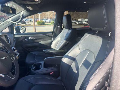 Used 2026 Chrysler Pacifica Select image 12