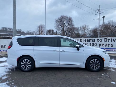 Used 2023 Chrysler Pacifica Limited image 2