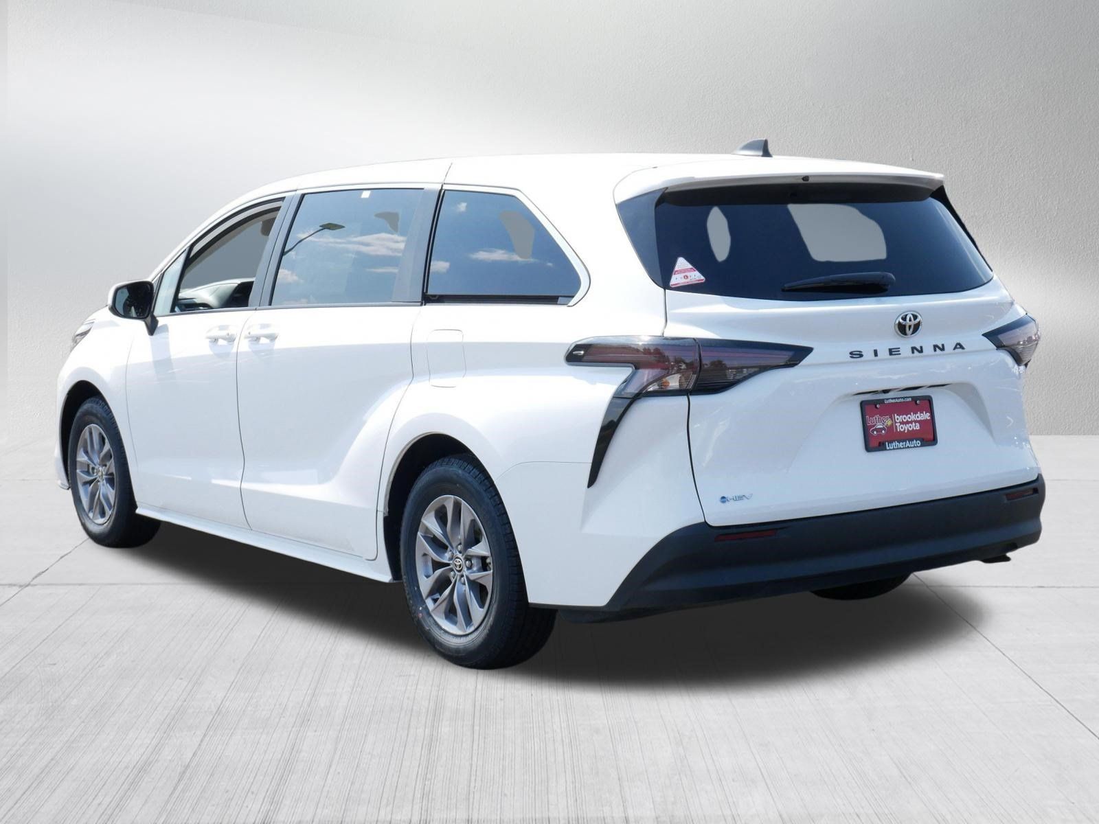 Certified 2026 Toyota Sienna LE FWD image 5