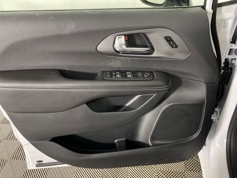 New 2026 Chrysler Pacifica Select FWD image 12