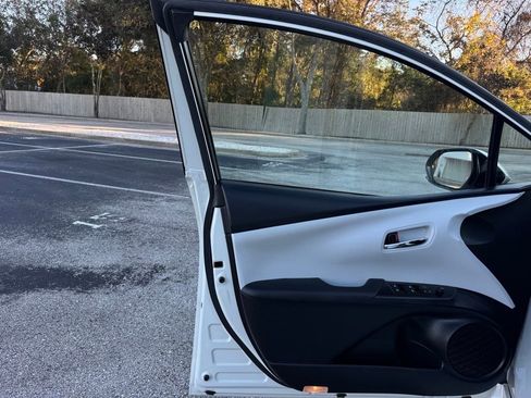 Used 2017 Toyota Prius Prime Advanced image 33