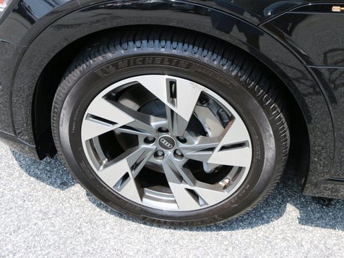 Used 2022 Audi e-tron Premium w/ Convenience Plus Package AWD/4WD image 14