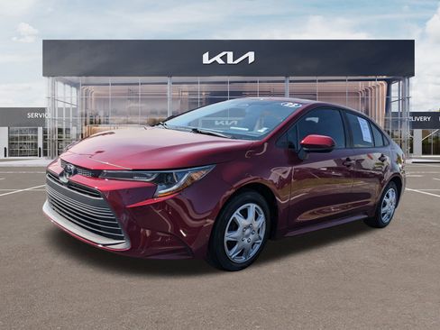 Used 2023 Toyota Corolla LE image 6