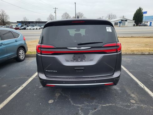 Used 2023 Chrysler Pacifica Touring-L image 5