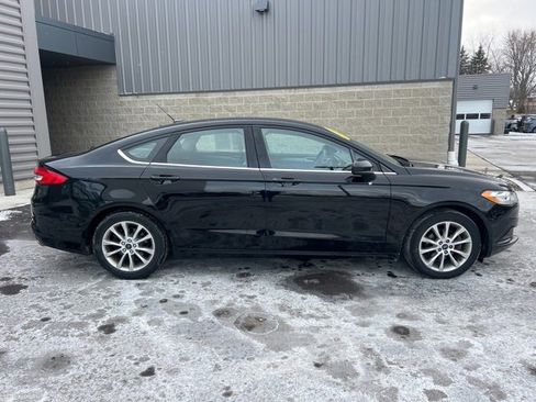 Used 2017 Ford Fusion SE w/ Fusion SE Technology Package image 4